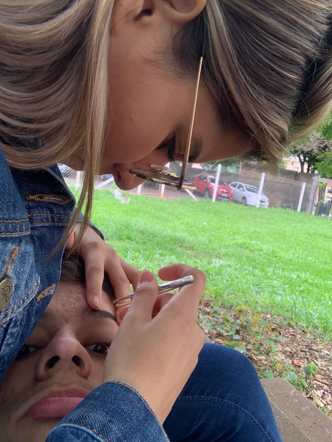 Aqui é você fazendo minha sombrancelha na escola