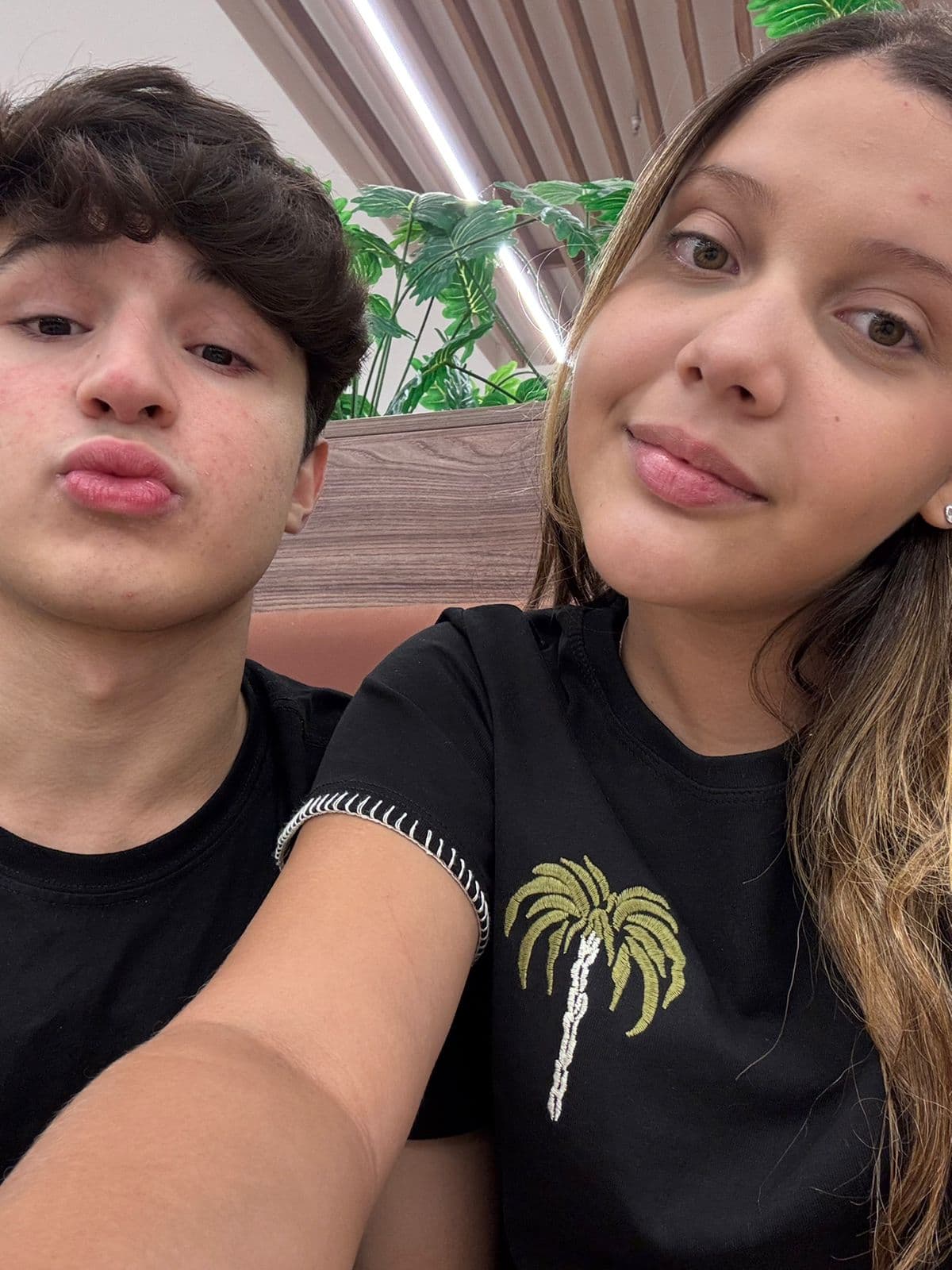 Nos dois,toda vez que olho para essa foto,fico indignado o quao perfeita voce é,o quao a luz dos seus olhos brilham mais que qualquer constelação