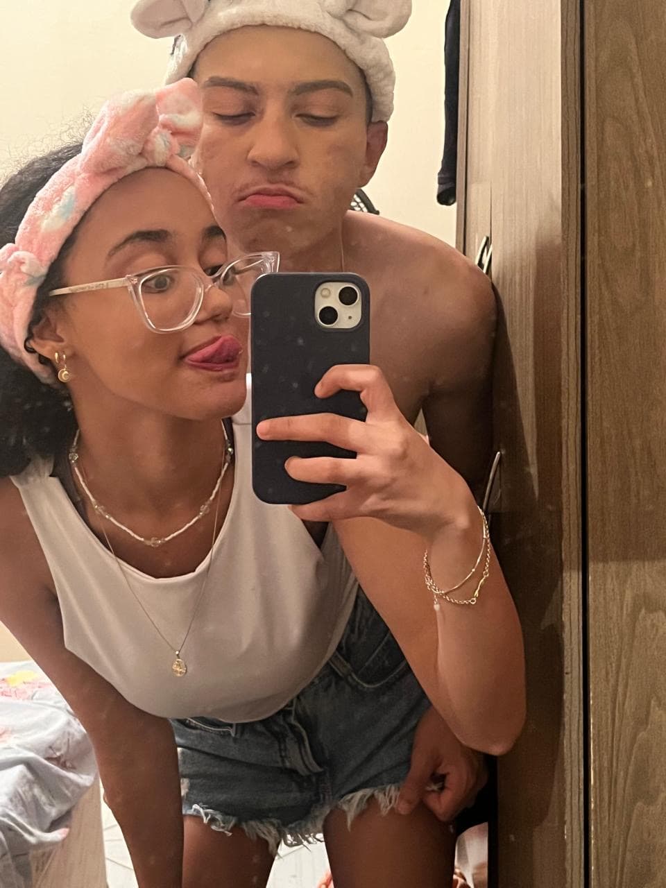 Vc me fez sentir prazer,me sentir ser amada de verdade pela primeira vez,e me mostro q vc n é igual todos os outros homens