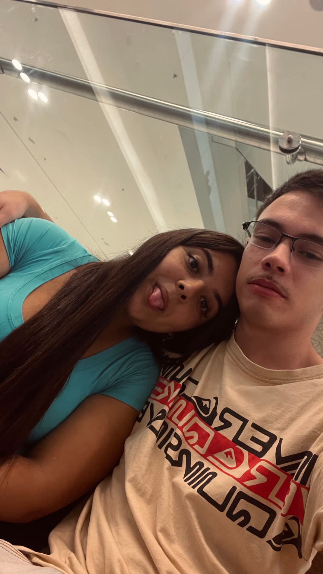 primeiro beijo, primeiro abraço