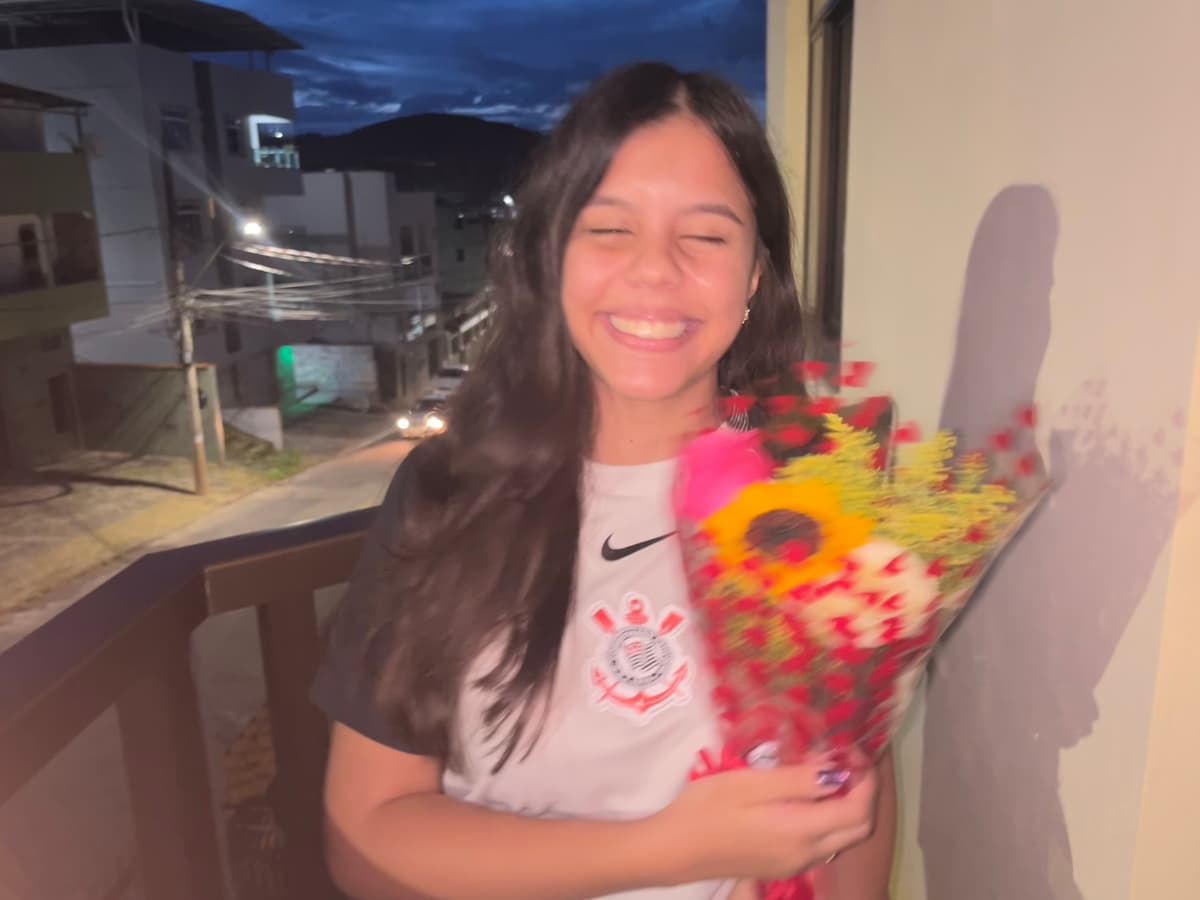 As flores ficam mais bonitas quando estão com vc