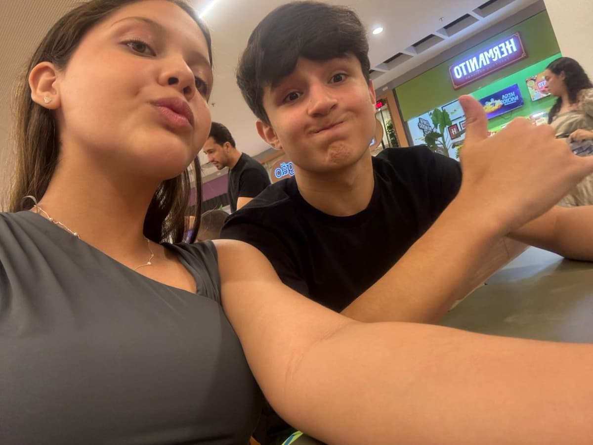 Aqui amor,primeira vez que nós vimos,o começo de nossa historia,aqui vejo que,encontrei a mulher que tanto sonhei sem ao menos saber seu nome,penso que,desde o começo do nosso namoro,eu peço desculpas,por as brigas,foi culpa minha,ter estragado coisas,foi meu pior erro,que fiz com a mulher quem amo,e admito isso,por amor,amor por voce,por nós,por simplesmente querer voce a vida toda,nesse dia,seus olhos e seu sorriso, me encantaram,o seu coraçao mostrava o quao perfeita você é,tanto por dentro quanto por fora,e,eu agradeço,desde daquele dia conheço a mulher quem tanto sou apaixonado,a mulher que tem meu coração,e eu agradeço,por estar aqui,por me amar e me amar do jeito que eu sou,que mesmo com tantos defeitos,tento sempre ser o melhor para voce,e fico feliz que,que o nosso amor cresca cada vez mais,e o quanto somos apaixonados tambem,que ele sempre flua,vamos crescer juntos,vivemos juntos,e mudamos um pelo outro,se escolhendo cada dia,e desde aquele dia,vejo que a princesa quem tanto sonhei nao exiate apenas em sonhos💍