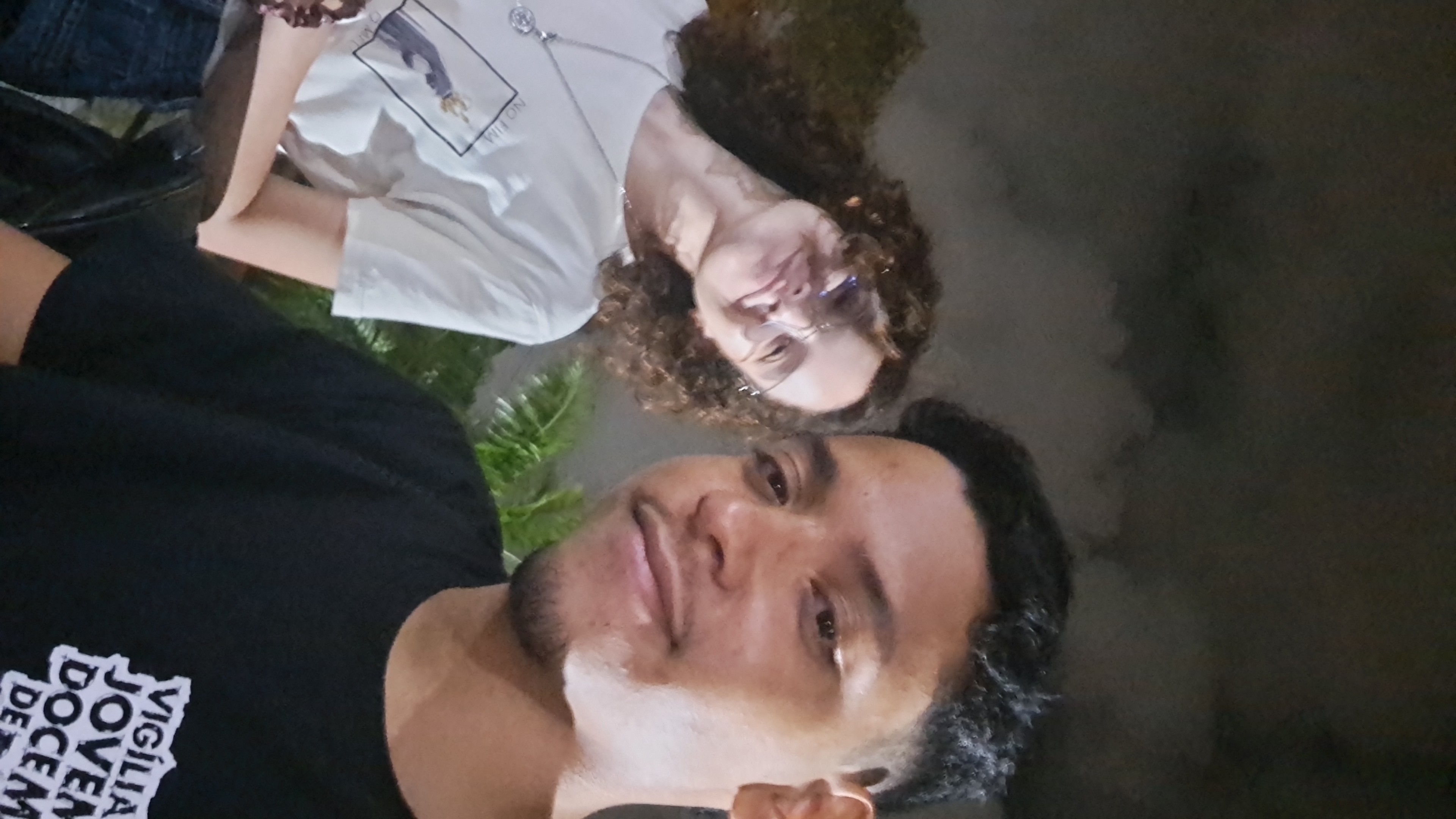 O dia em que nossos lábios se encontraram pela primeira vez e, sem perceber, nossos corações decidiram nunca mais se separar. Ali nasceu um amor que nem a distância conseguiu apagar