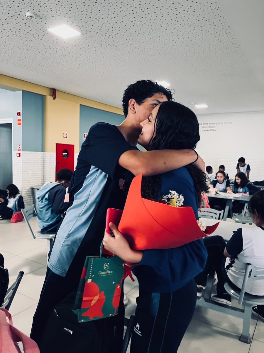 Esse dia foi o aniversário seu, que eu te dei o primeiro buquê de muitos q eu vou dar ainda, e vc deve q queria voltar muito no início né, e eu sei q sim, mas eu te falo q daqui um tempo eu vou te dar buquê todos os dias amor meu, eu te amo muit