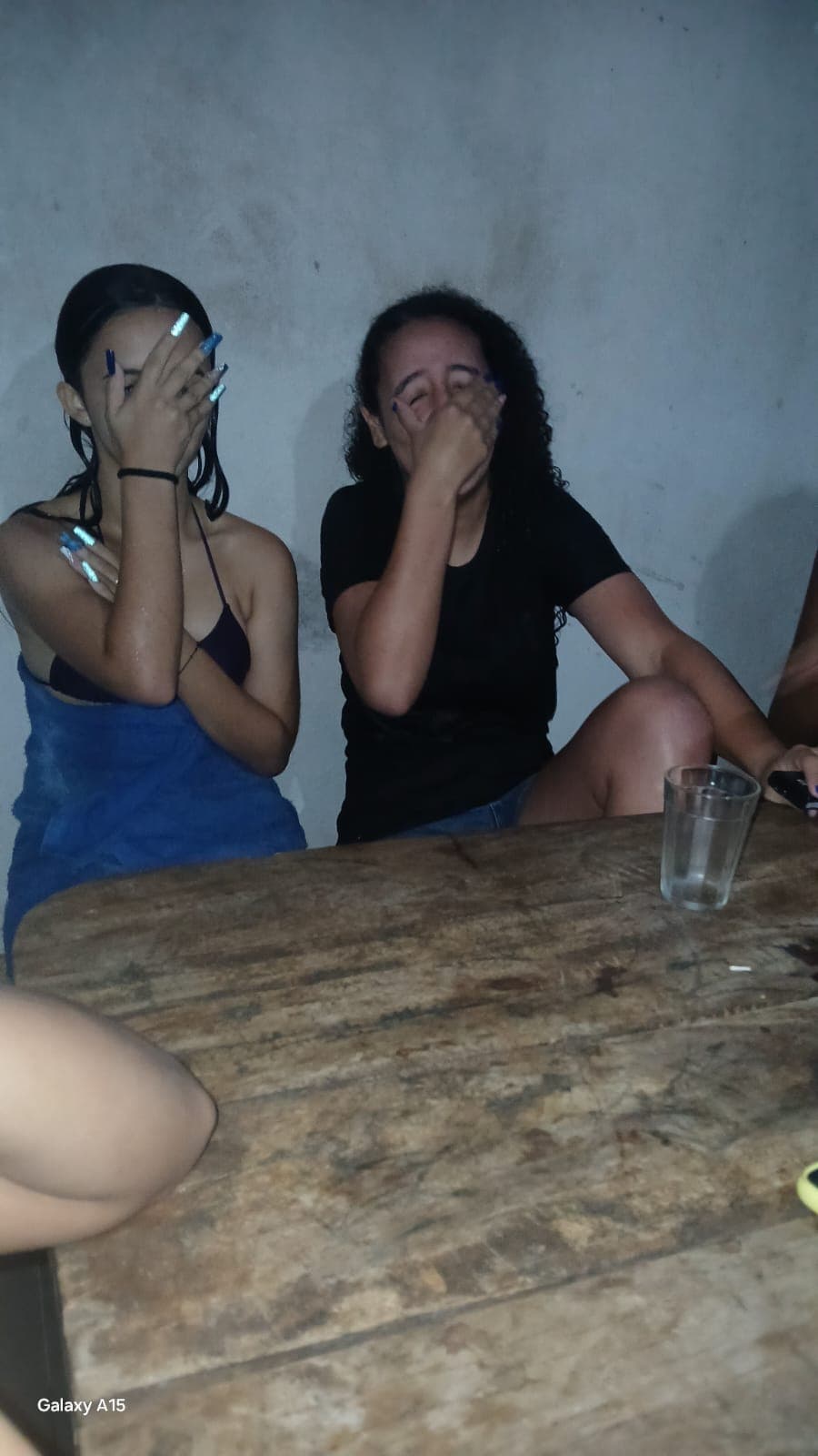 Nosso primeiro beijinho, no aniversário do mini e ainda com a duda 😜🫵🏻