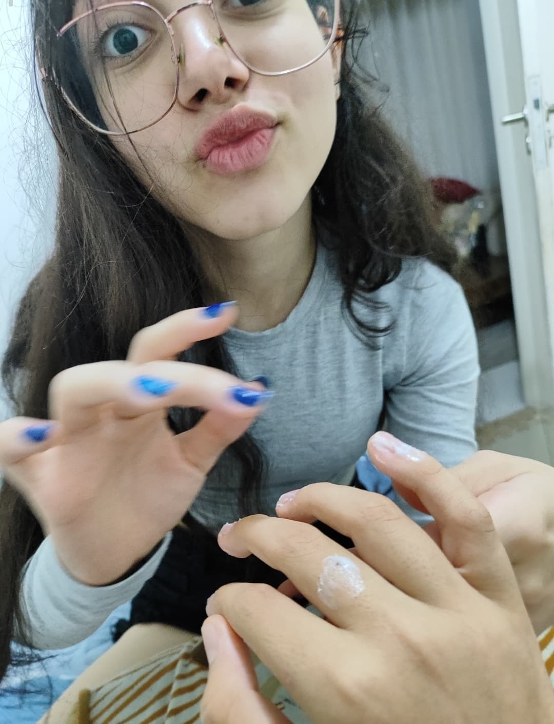 Fazendo as unhas com o mô