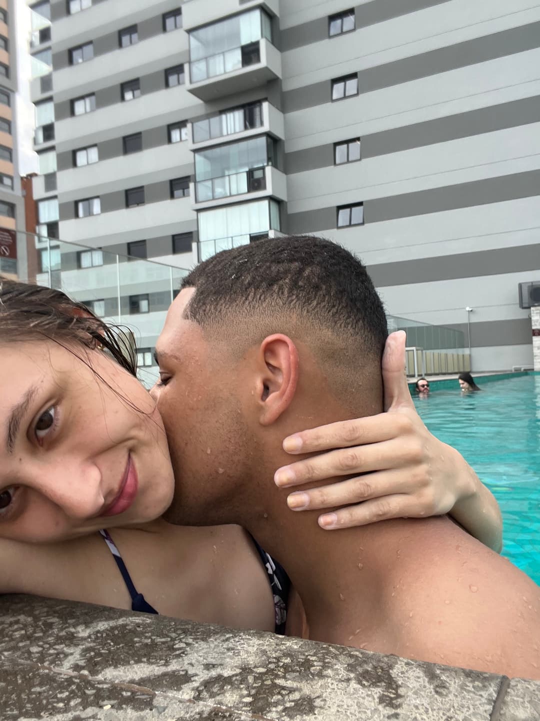 Primeiro banho de piscina juntos